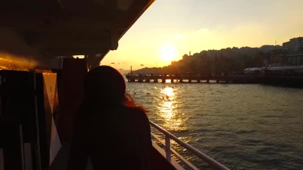 Mujer Disfrutando Del Mar Desde Ferry — Vídeos de Stock