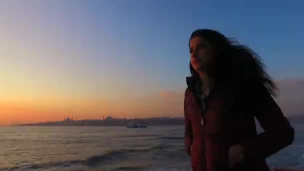 Mujer Disfrutando Del Mar Desde Ferry — Vídeo de stock