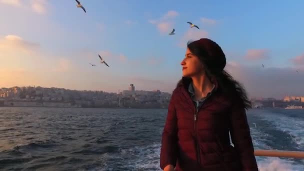 Mulher Desfrutando Mar Barco Balsa — Vídeo de Stock