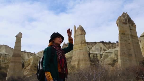 Jonge Mooie Lachende Hiking Vrouw Buitenshuis Cappadocië Centraal Turkije — Stockvideo