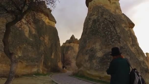 Tineri Femeie Călător Picioare Vizionarea Cappadocia — Videoclip de stoc