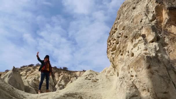 Tineri Femeie Călător Picioare Vizionarea Cappadocia — Videoclip de stoc