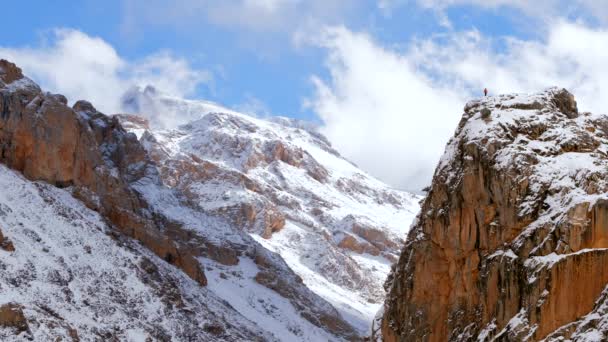 Homme Avec Sac Dos Debout Sur Sommet Montagne Enneigée Position Clip Vidéo