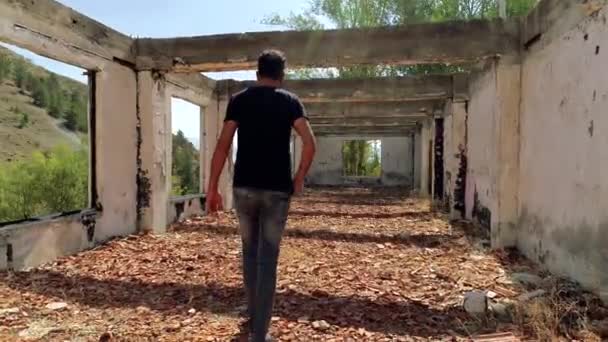 Hombre Con Los Brazos Abiertos Caminando Casa Ruinas Casa Arruinada — Vídeos de Stock