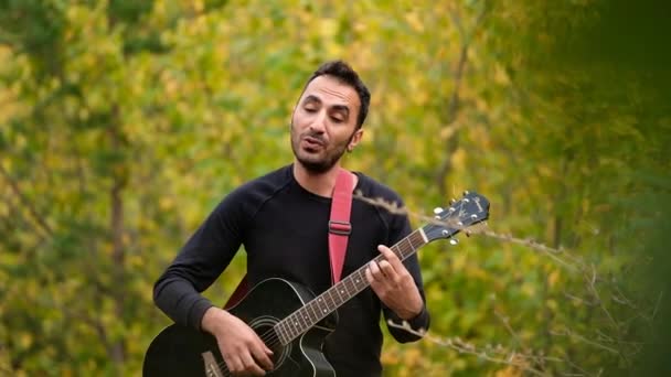 Samotny Człowiek Gra Gitarze Śpiewa Dworze Piękne Jesienne Tło Lasu — Wideo stockowe