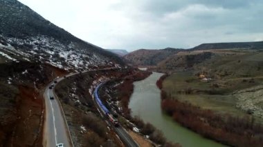 Tren sonbaharda seyahat eder ve off-road yapar. Raylar ileride.. 