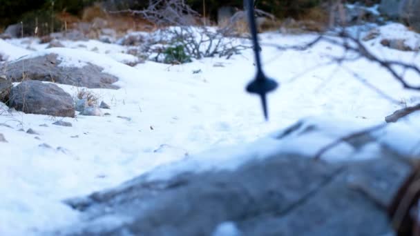 Вид Повітря Молодий Чоловік Йде Засніженій Горі Людина Альпініст Рюкзаком — стокове відео