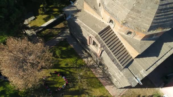 Flygfoto Glada Barn Som Leker Hand För Hand Skolgården — Stockvideo