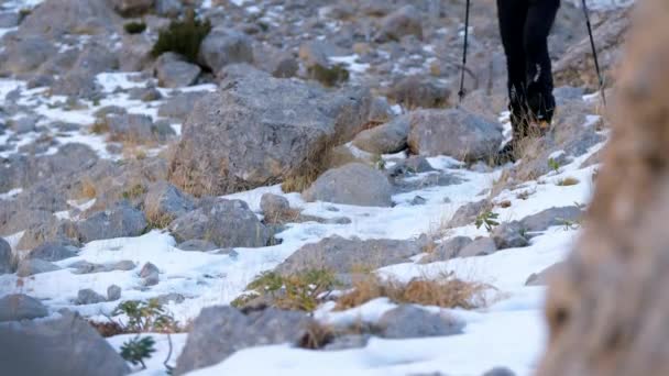 Flygfoto Ung Man Vandring Toppen Snöiga Berget Man Bergsklättrare Med — Stockvideo