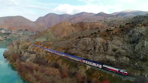 Поїзд Подорожує Бездоріжжю Осінь Попереду Рейки — стокове відео