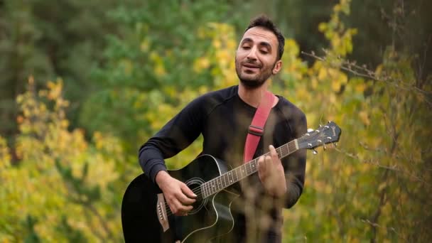 Solo Tocando Una Guitarra Cantando Aire Libre Hermoso Fondo Del — Vídeo de stock