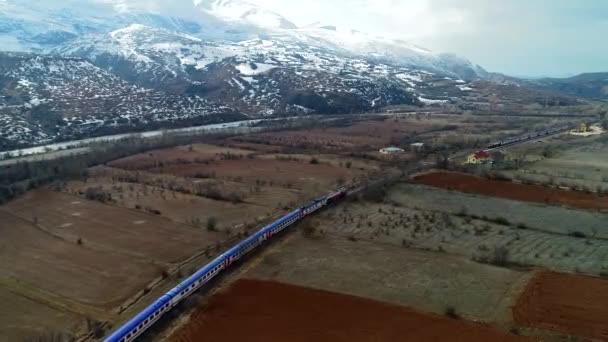 Vlak Projíždí Jede Mimo Silnici Podzim Kolejnice Před — Stock video