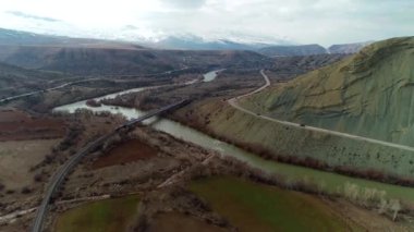 Tren sonbaharda seyahat eder ve off-road yapar. Raylar ileride.. 