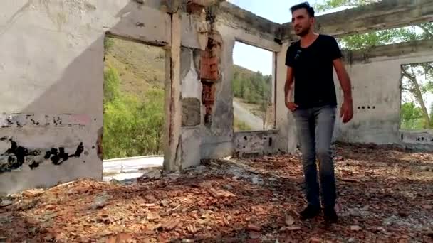 Hombre Pies Caminando Ruina Abandonado Arruinado — Vídeo de stock