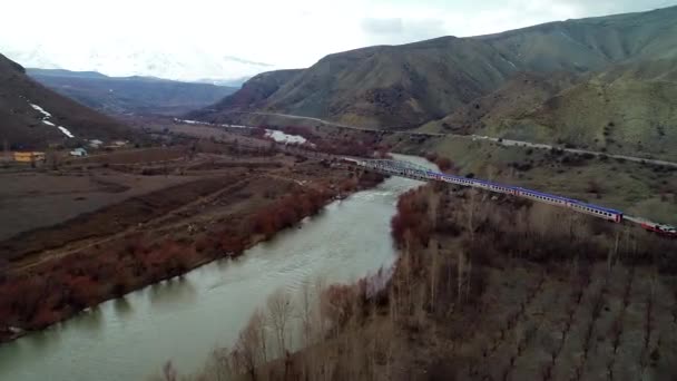 Trem Viaja Por Dirigindo Road Outono Rails Frente Mundo Beleza — Vídeo de Stock