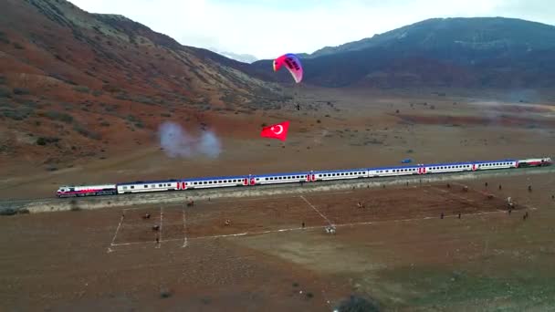 Bahnübergänge Und Speerwerfer Durch Die Landschaft Bahn Und Speerwerfer — Stockvideo