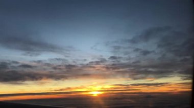 Bulutların Üzerinde Gün Batımı. Uçuş sırasında çekilen uçaktan en kaliteli bulut görüntüleri. İyi uçuşlar.!