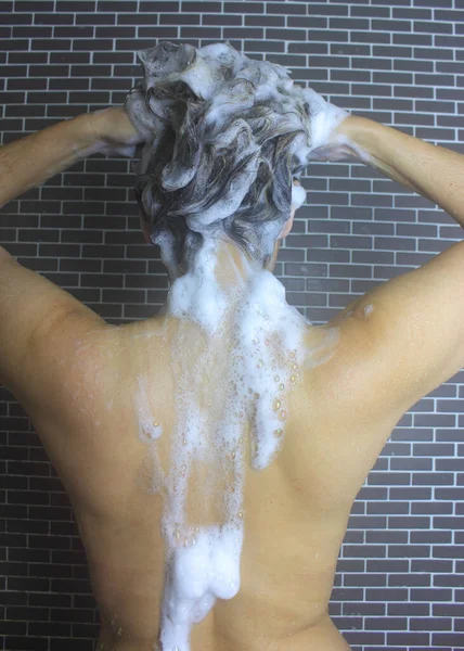 Duşta Saçını Yıkayan Güzel Bir Kadın — Stok fotoğraf
