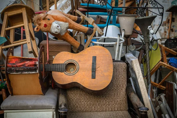 Alte Vintage Objekte Und Antiquitäten Zum Verkauf Auf Dem Flohmarkt — Stockfoto