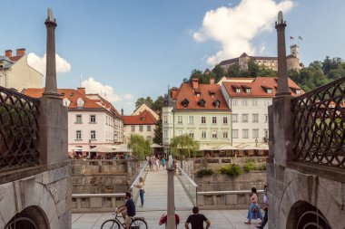 Slovenya'nın başkenti Ljubljana'nın merkezinde romantik mimari ve tarihi kale 08.2019