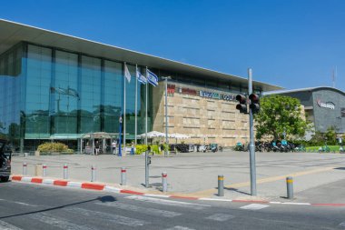 Herzlia, İsrail. Sep 6, 2025. Seven Stars Alışveriş Merkezi. Modern Alışveriş Merkezi Dış cephesi, logo tabelası ve Plaza