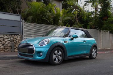 Teal Mini Cooper Üstü açılabilir Araba Şehir Caddesinde park edilmiş. 6 Sep 2025, Raanana, İsrail