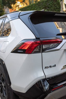 Toyota RAV4 Petah Tikva, İsrail, 13 Şubat 2025, modern beyaz bir arabanın arka planı, arka lambası ve vücut tasarımı sergileniyor.