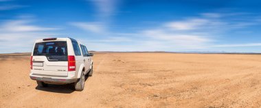 Güney Afrika Çölü'nde toprak yolda Land Rover Park
