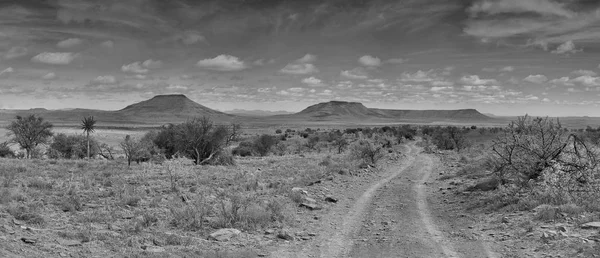 Έδαφος Δρόμου Στην Έρημο Εκτείνεται Στα Όρη Στο Ανατολικό Ακρωτήριο — Φωτογραφία Αρχείου