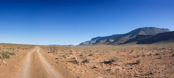 Έδαφος Δρόμου Στην Έρημο Εκτείνεται Στον Ορίζοντα Φόντο Μπλε Του — Φωτογραφία Αρχείου