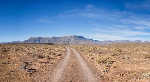 Έδαφος Δρόμου Στην Έρημο Εκτείνεται Στον Ορίζοντα Φόντο Μπλε Του — Φωτογραφία Αρχείου