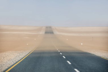 Luderitz, Namibya yakınındaki asfalt yolda kum fırtınası