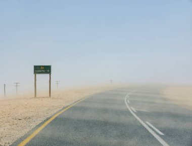 Luderitz, Namibya yakınındaki asfalt yolda kum fırtınası