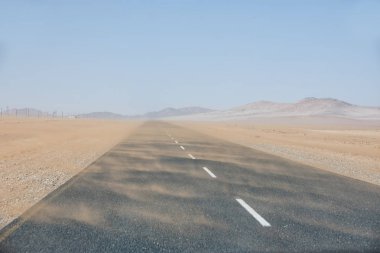 Luderitz, Namibya yakınındaki asfalt yolda kum fırtınası