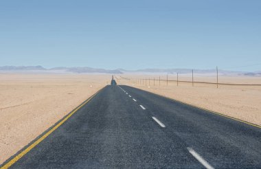 Aus ve Luderitz, Namibya arasındaki asfalt yol