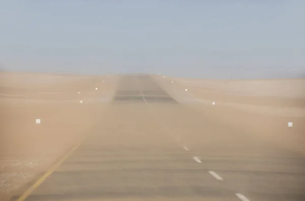 Αμμοθύελλα Ασφαλτοστρωμένο Δρόμο Κοντά Κόλπος Γουάλβις Στη Ναμίμπια — Φωτογραφία Αρχείου