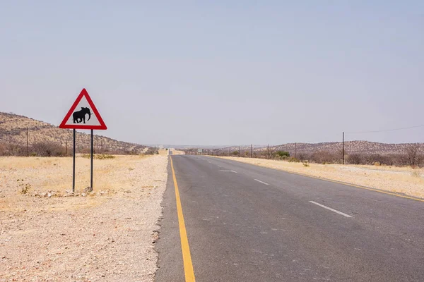 yol kenarındaki oturum filler hakkında uyarı