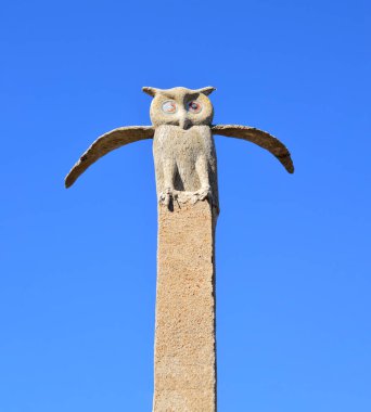 baykuş mavi gökyüzü arka plan üzerinde çimento heykeli