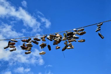 satır eski mavi gökyüzü arka plan elektrik teline asılı Ayakkabı