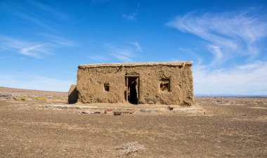Mavi gökyüzü arka planda, Güney Afrika savana bina terk
