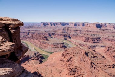 Dağlar ve nehirde ölü at Point Devlet Parkı, Utah ile manzara 