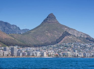 Cape Town ve tablo dağdan okyanus üzerinden görünümü