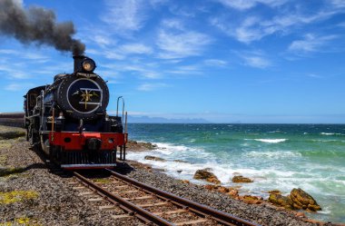 Bir buharlı tren Güney Afrika bir koyda kenarı boyunca harika bir rotasında dolaşır