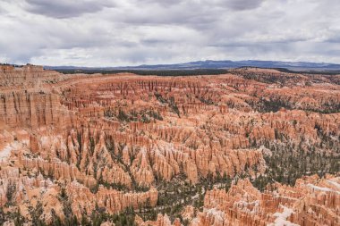 Bulutlu gökyüzü arka plan Bryce Milli Parkı, Utah uçurumlarda ile manzara