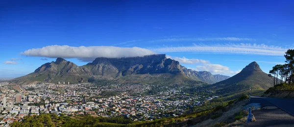 Table Mountain Cape Town'da güneşli
