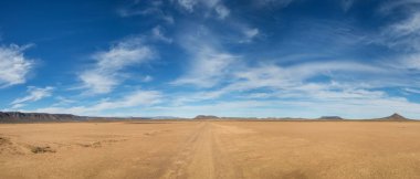 Northern Cape çöl ve mavi gökyüzü, Güney Afrika ile önde gelen izlemek