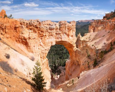 Peyzaj sahne ile taş ark Bryce Milli Parkı, Utah