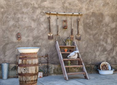 rustik ülke avlu duvarı farklı ekipman ile 