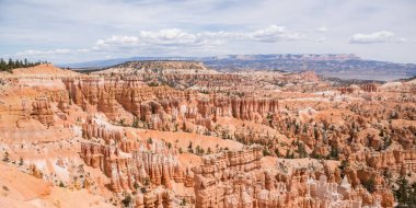 Bulutlu gökyüzü arka plan Bryce Milli Parkı, Utah uçurumlarda ile manzara