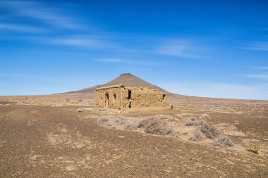 Dağ arka planda, Güney Afrika savana bina terk